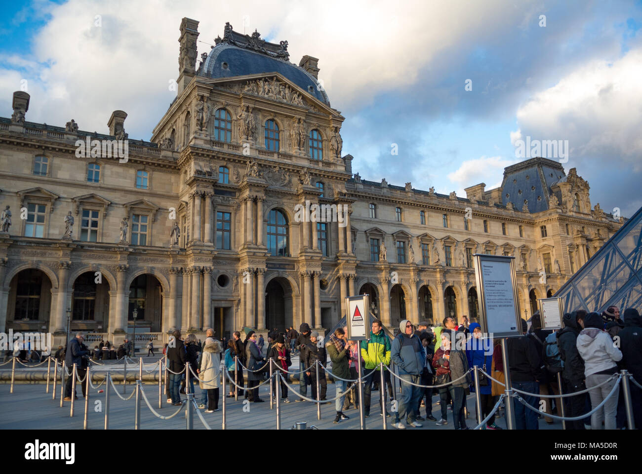 Los turistas queuing, Museo del Louvre, París, Francia Foto de stock