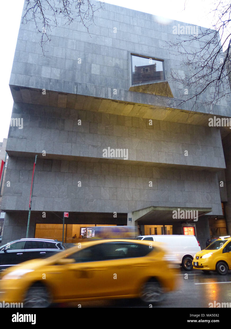 El Whitney Museum of American Art situado en Madison Avenue y 75th Street. Este museo fue diseñado por el arquitecto Marcel Breuer y desde 2016 es alquilado por el Museo Metropolitano de Arte. Que fue originalmente encargado por Gethrude Vanderbilt Whitney, un amante del arte y defensor Foto de stock