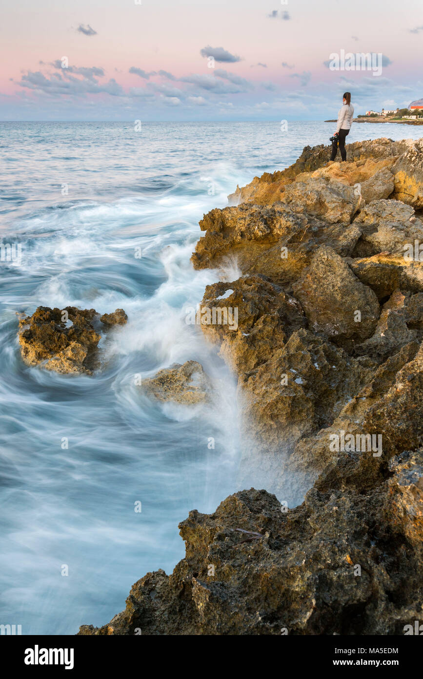 Fotógrafo mirando el mar de Europa, región de Sicilia, Palermo district, Isla de las mujeres Foto de stock