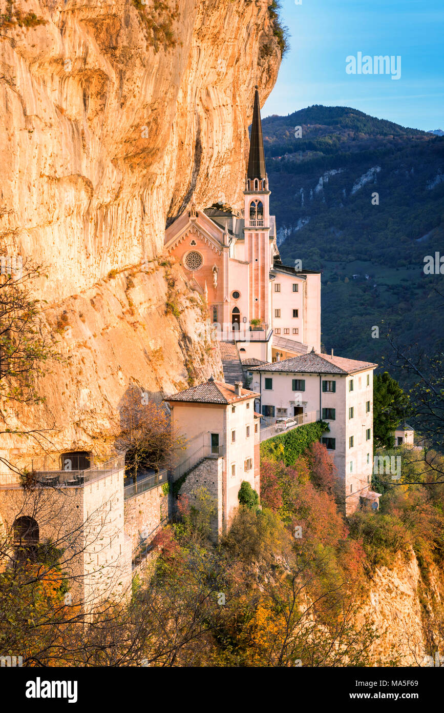 Santuario madonna della corona en la hora dorada de europa fotografías e imágenes de alta