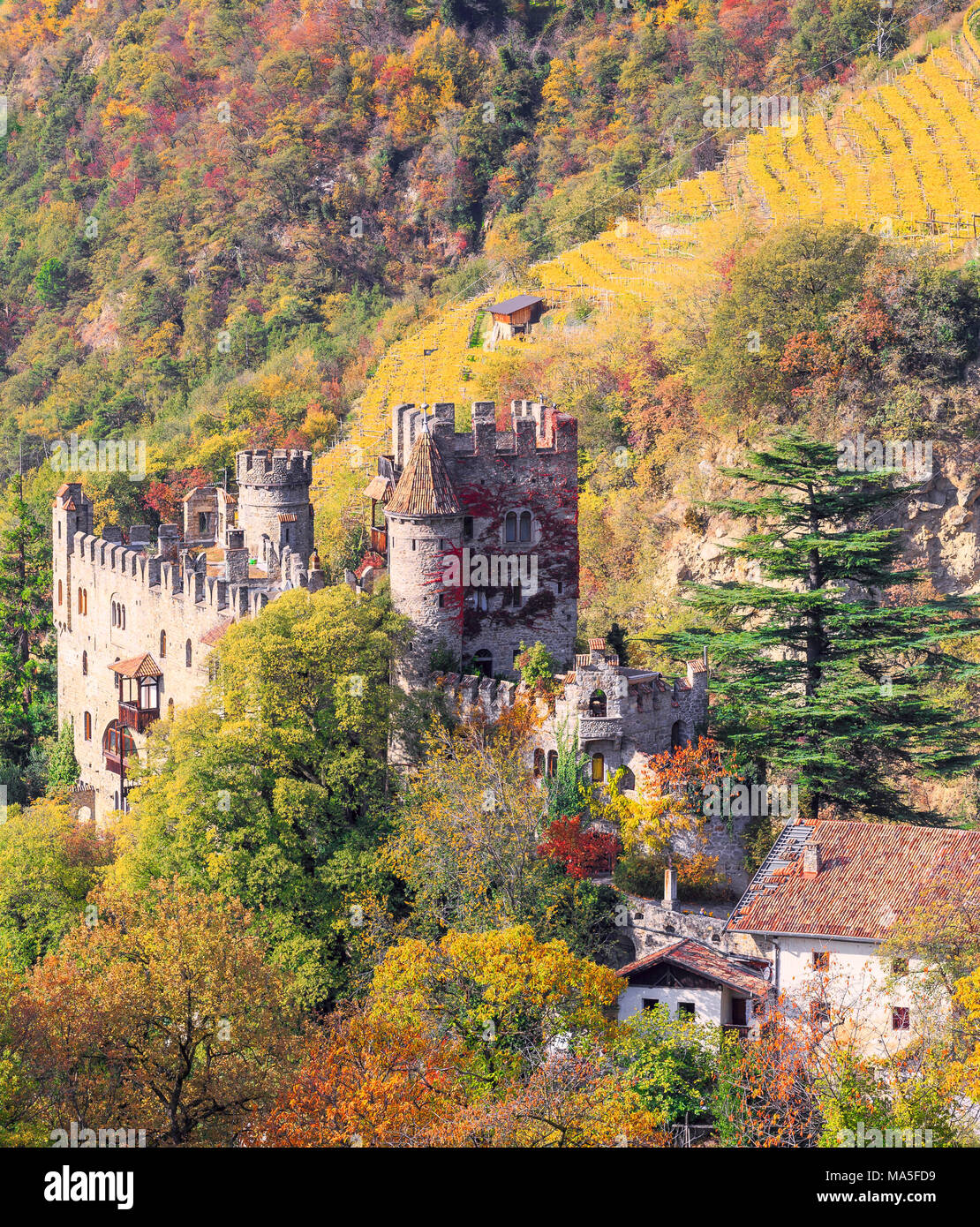 Fontana castillo rodeado por los colores del otoño. Merano, Sudtirol, Italia. Foto de stock