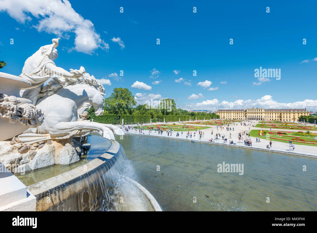 Viena, Austria, Europa. La fuente de Neptuno, en los jardines del Palacio de Schönbrunn. Foto de stock
