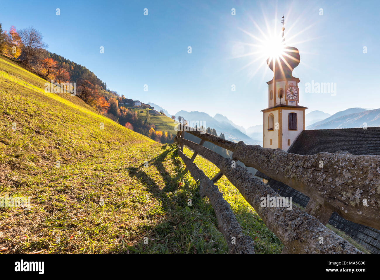 El Alpine iglesia de St. Georg en Pliscia / Plaiken, Marebbe / Enneberg, Bolzano, el Alto Adige, el Südtirol, Italia Foto de stock