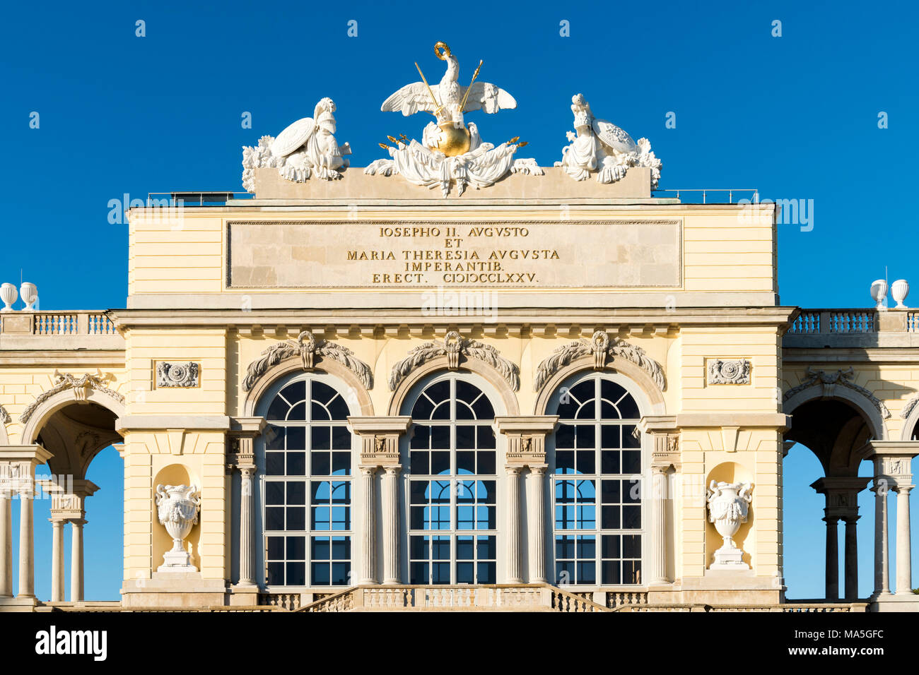 Viena, Austria, Europa. La Gloriette en los jardines del Palacio de Schönbrunn Foto de stock