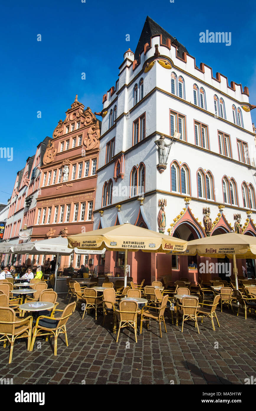 Mercado principal en el centro del patrimonio mundial de la Unesco medieval vista, Trier, valle de Mosela, Renania-Palatinado, Alemania Foto de stock