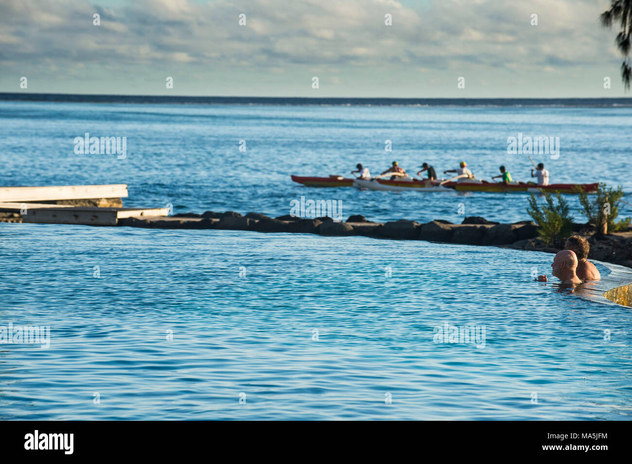 Los palistas trabajando al atardecer, Papeete, Tahití (Polinesia Francesa) Foto de stock