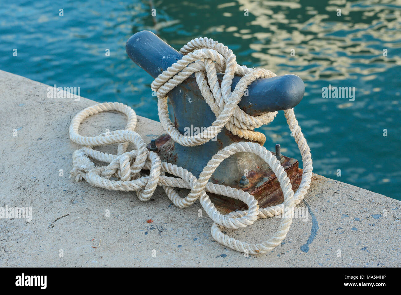 Cuerda de amarres en el puerto en el fondo de la naturaleza Foto de stock
