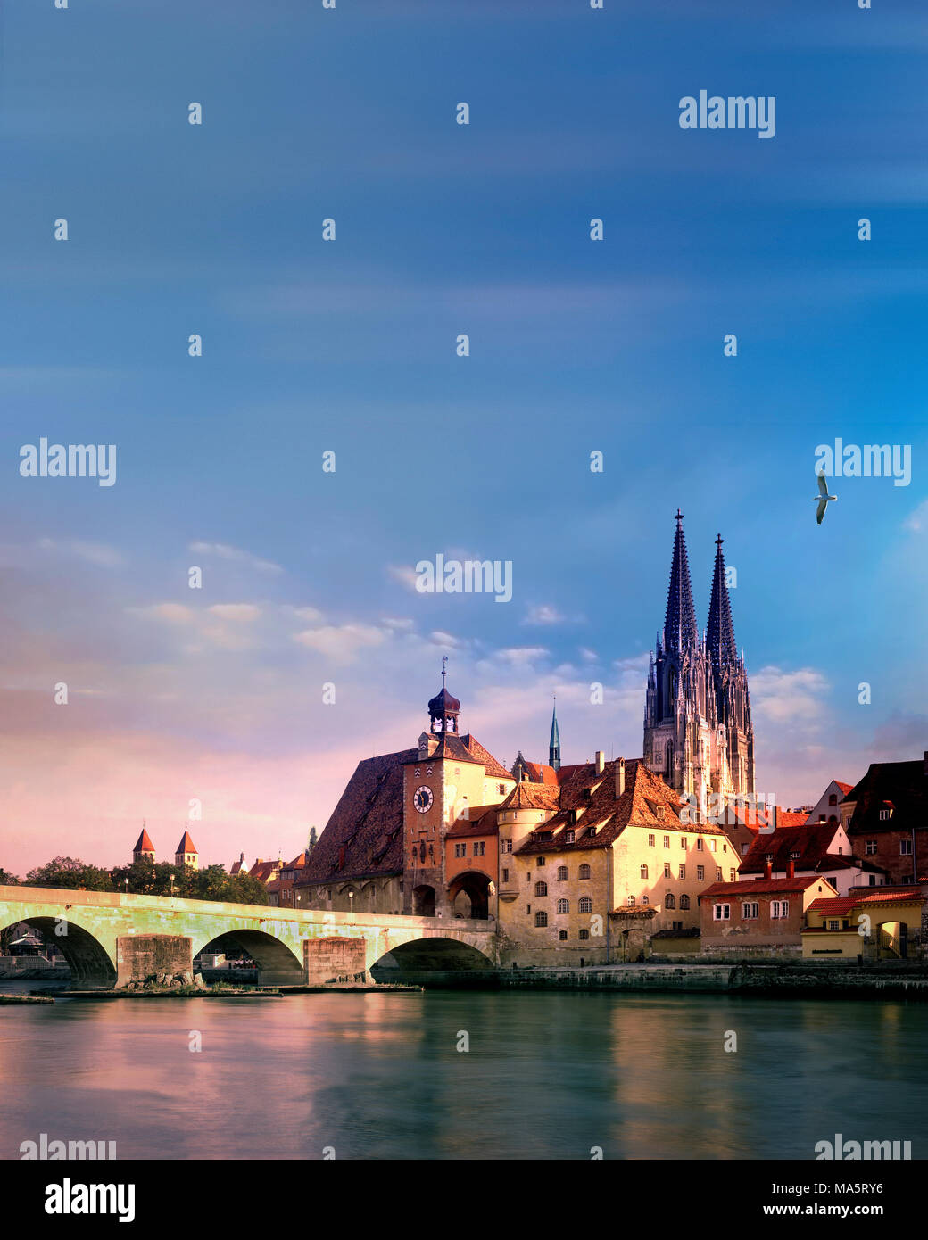 DE - Baviera: la Catedral de San Pedro y el Steinerne Bruecke sobre el río Danubio en Regensburg Foto de stock