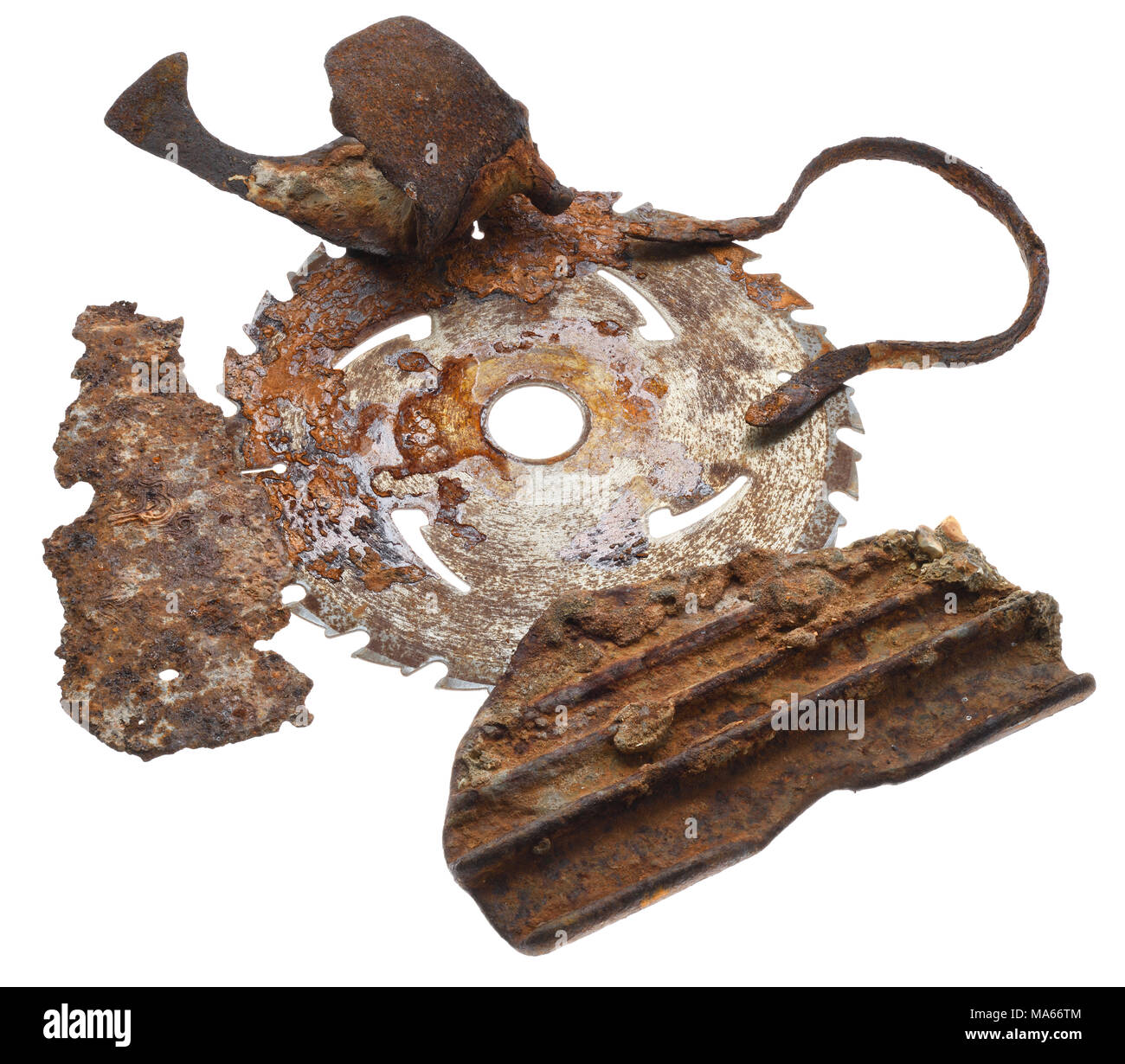 Un arreglo de piezas de metal oxidado para formar una composición. Foto de stock