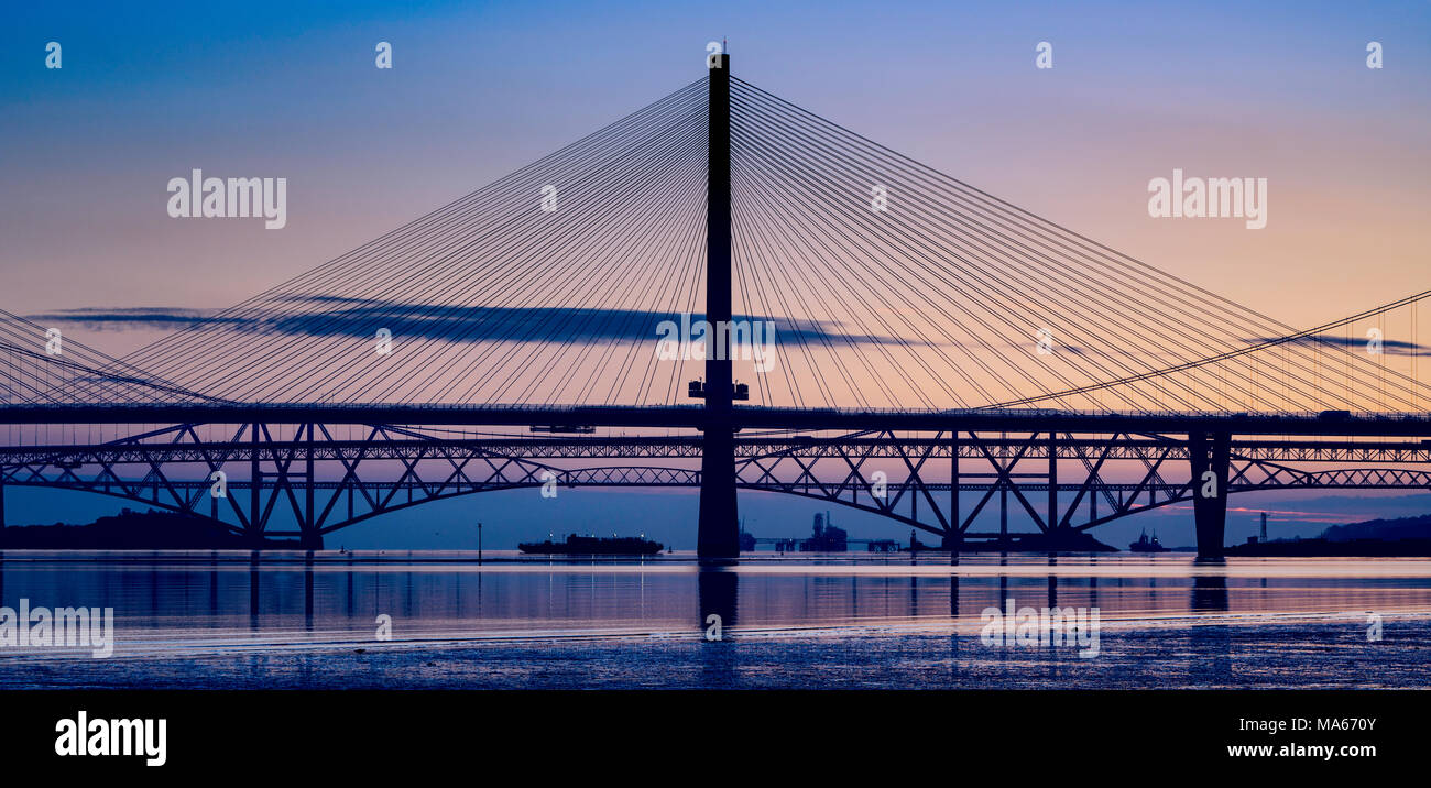 Vista del amanecer de los tres grandes puentes que cruza el Fiordo de Forth en South Queensferry Queensferry; cruce, carretera al norte y el puente Forth Bridge Foto de stock