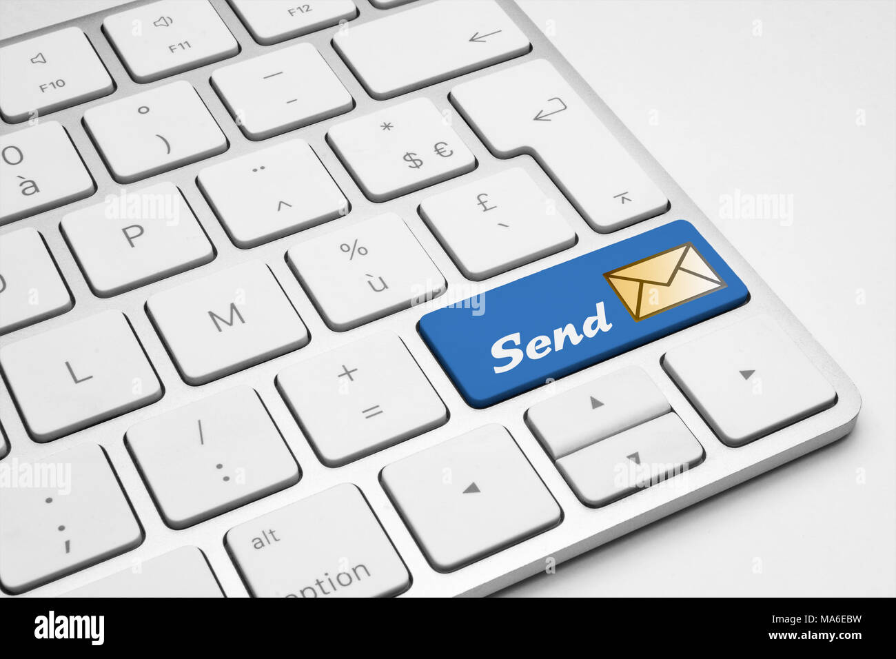 Enviar botón azul con un icono de mail en un teclado aislado blanco - Internet, web, medios sociales y empresariales concepto ilustrativos. Foto de stock