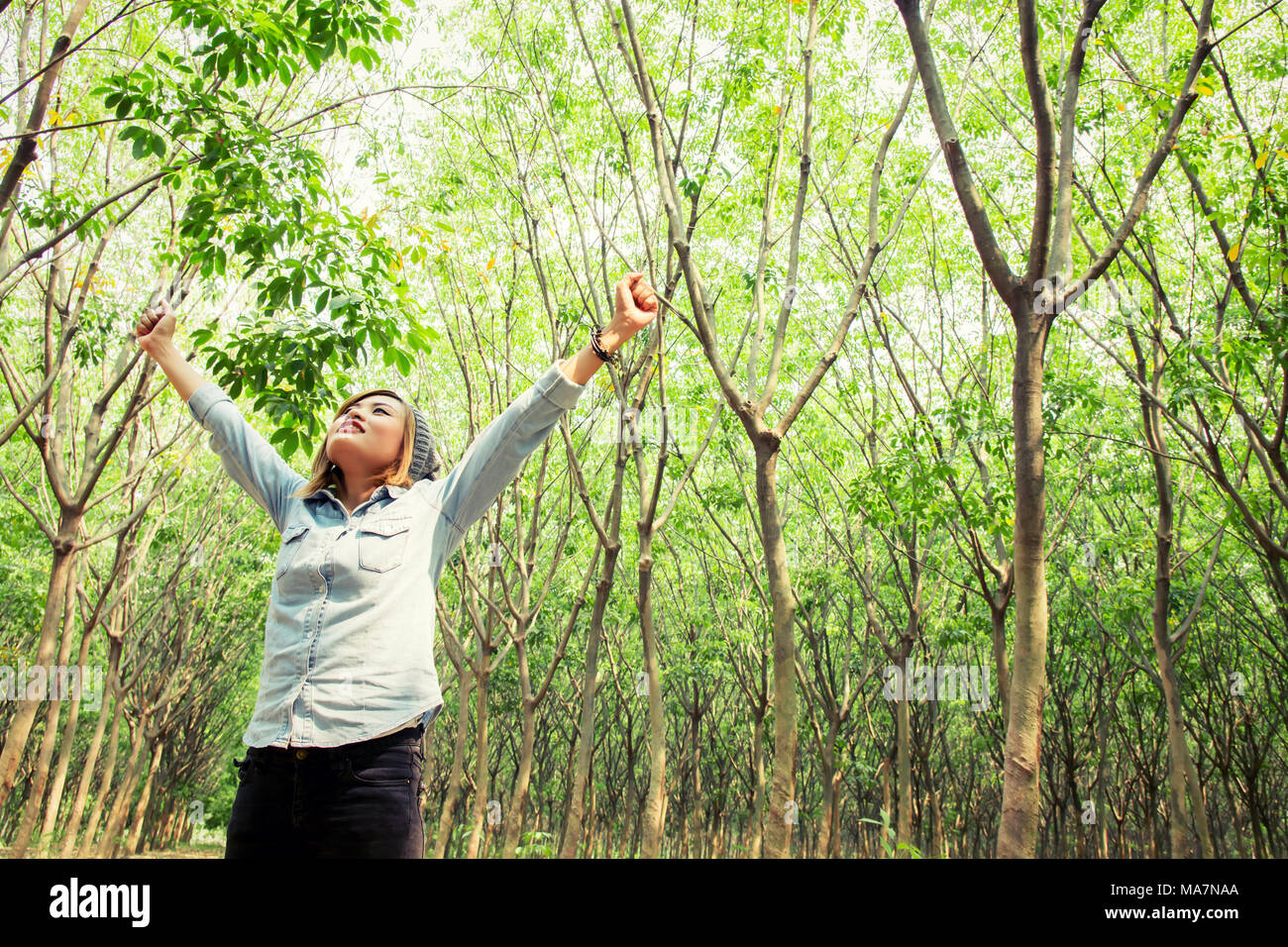 Hermosa joven disfrutando de la naturaleza en el bosque Foto de stock