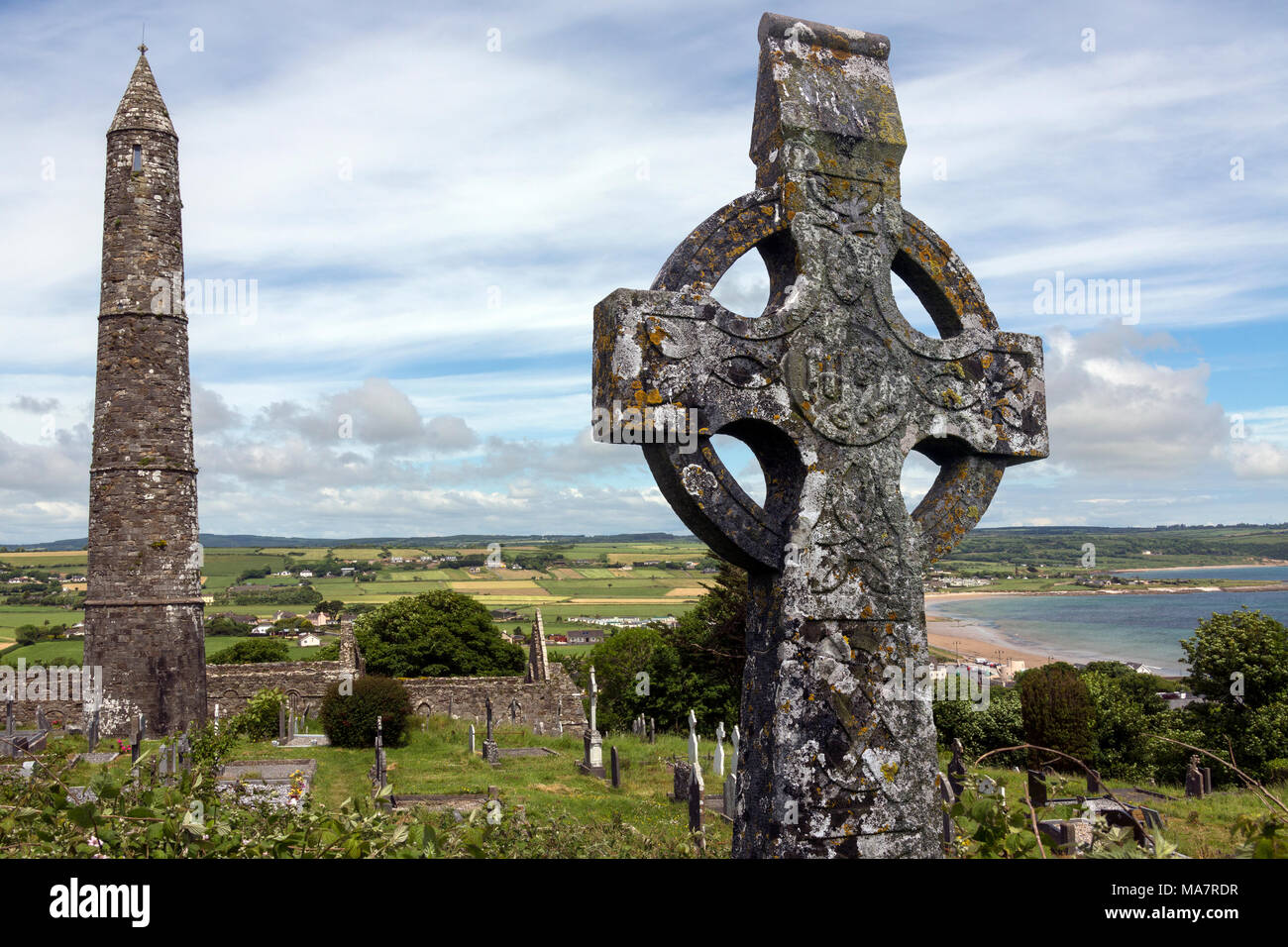 Las ruinas de Ardmore Catedral y torre redonda, Condado de Waterford, en la República de Irlanda. Foto de stock
