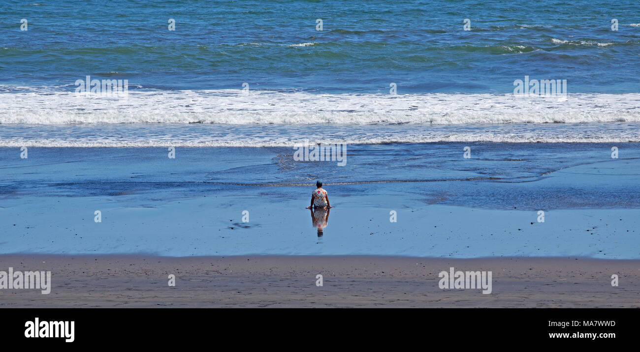 Hombre mirando el océano Foto de stock