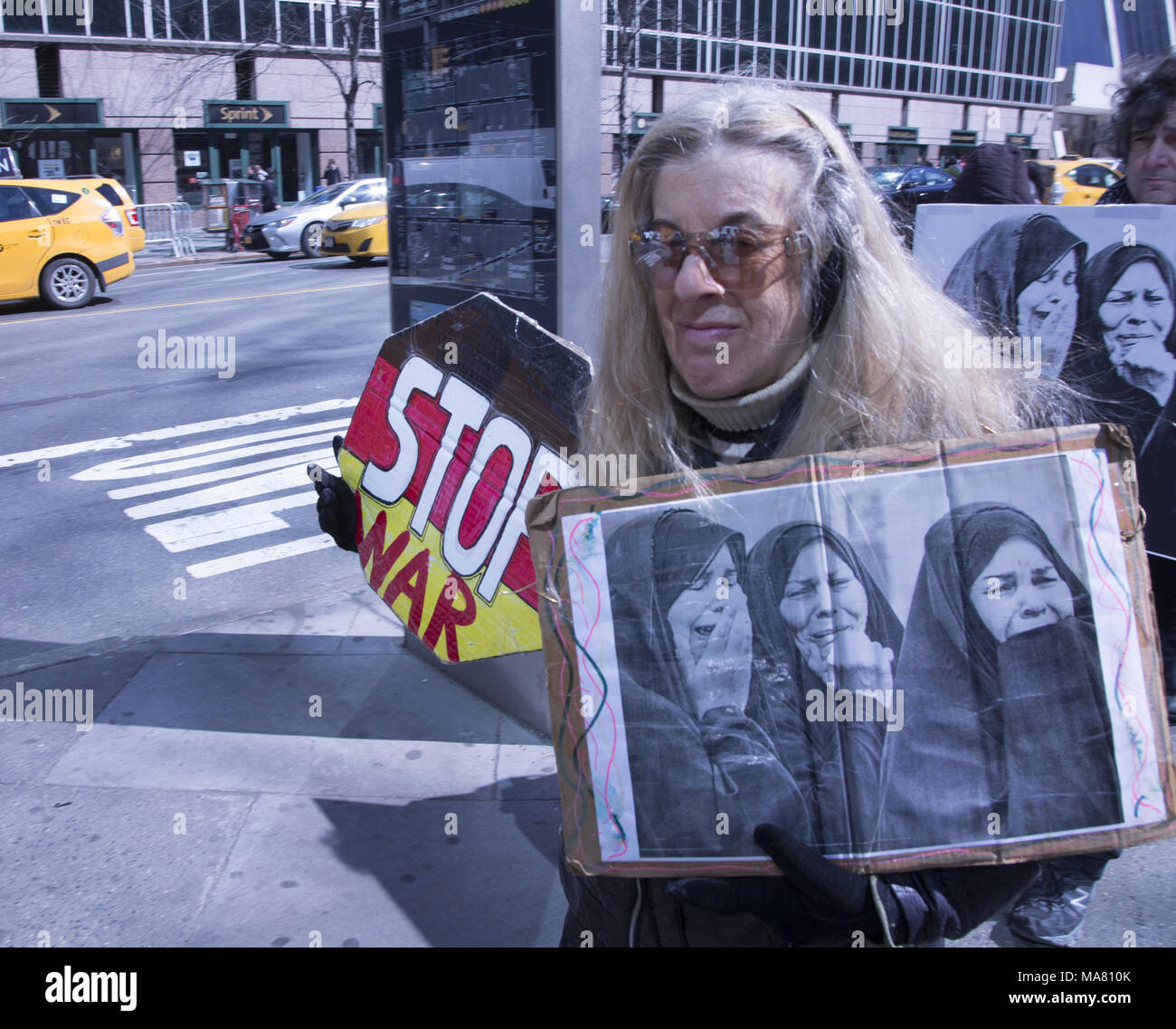 En el 15 aniversario de la guerra norteamericana en Irak activistas por la paz fundamental de la América de las acciones militares agresivas alrededor del mundo vinieron a hablar contra toda agresión militar estadounidense. La Ciudad de Nueva York. Foto de stock