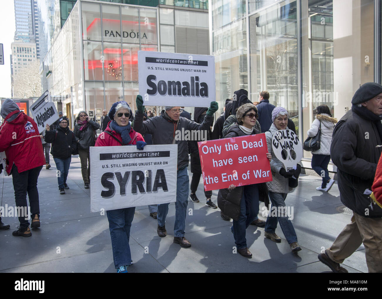 En el 15 aniversario de la guerra norteamericana en Irak activistas por la paz fundamental de la América de las acciones militares agresivas alrededor del mundo vinieron a hablar contra toda agresión militar estadounidense. La Ciudad de Nueva York. Foto de stock