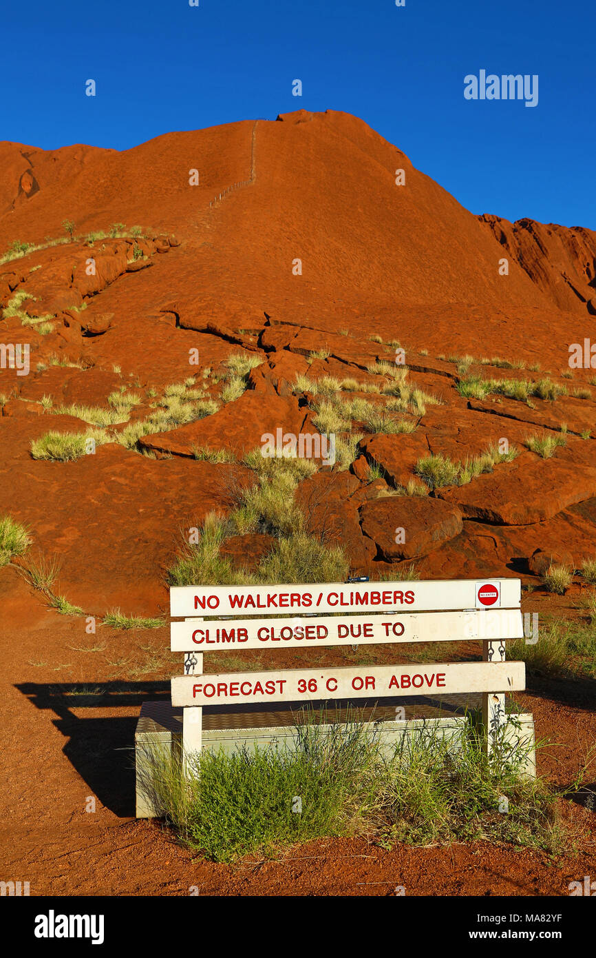 Señal de advertencia de calor path cerrado en Uluru, Ayers Rock, Parque Nacional de Uluru-Kata Tjuta, el Territorio del Norte, Australia Foto de stock