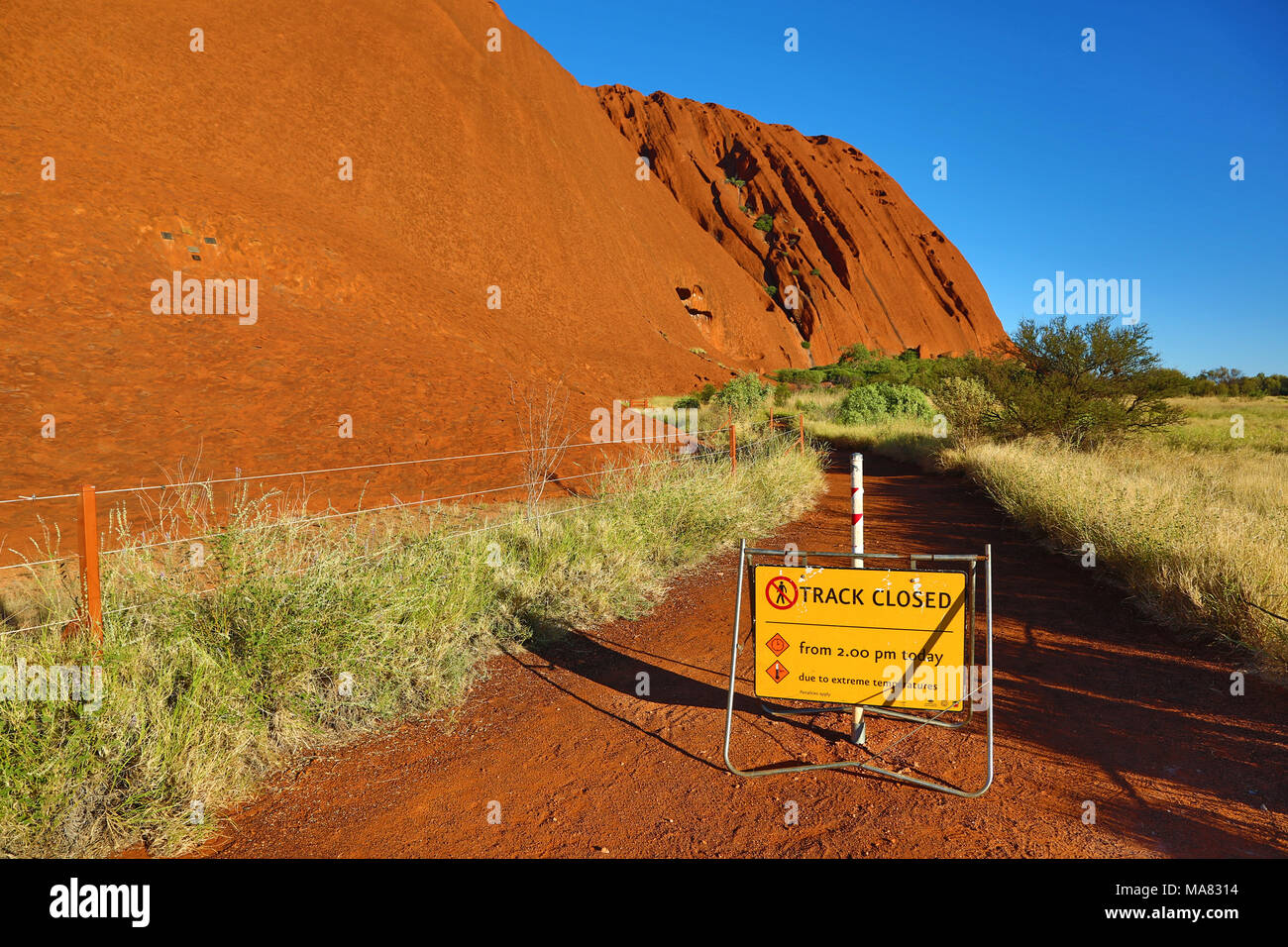 Señal de advertencia de calor path cerrado en Uluru, Ayers Rock, Parque Nacional de Uluru-Kata Tjuta, el Territorio del Norte, Australia Foto de stock