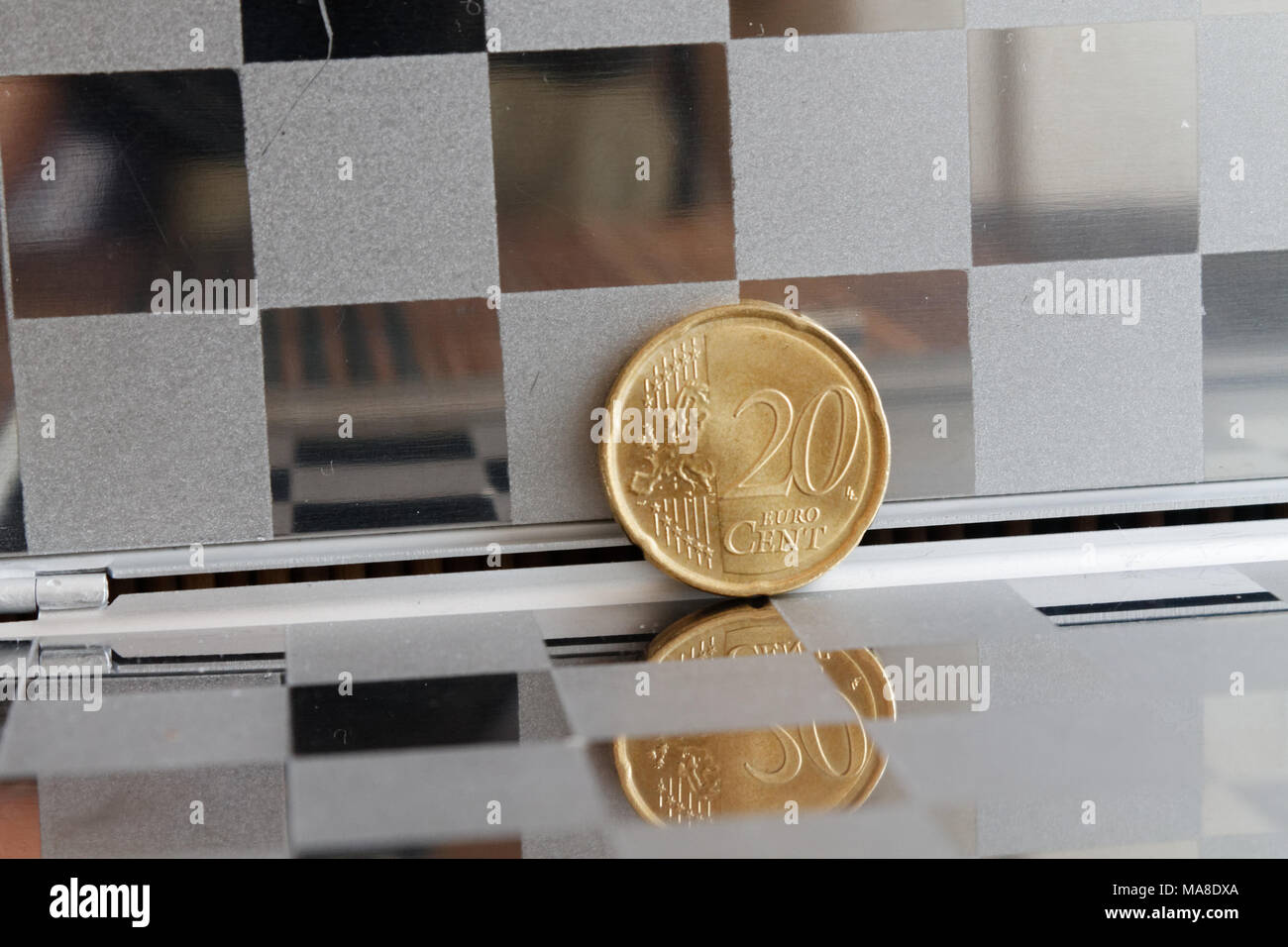 Las monedas de euro en espejo reflejan radica en la accidentada monedero,  Denominación de fondo es de veinte céntimos de euro Fotografía de stock -  Alamy