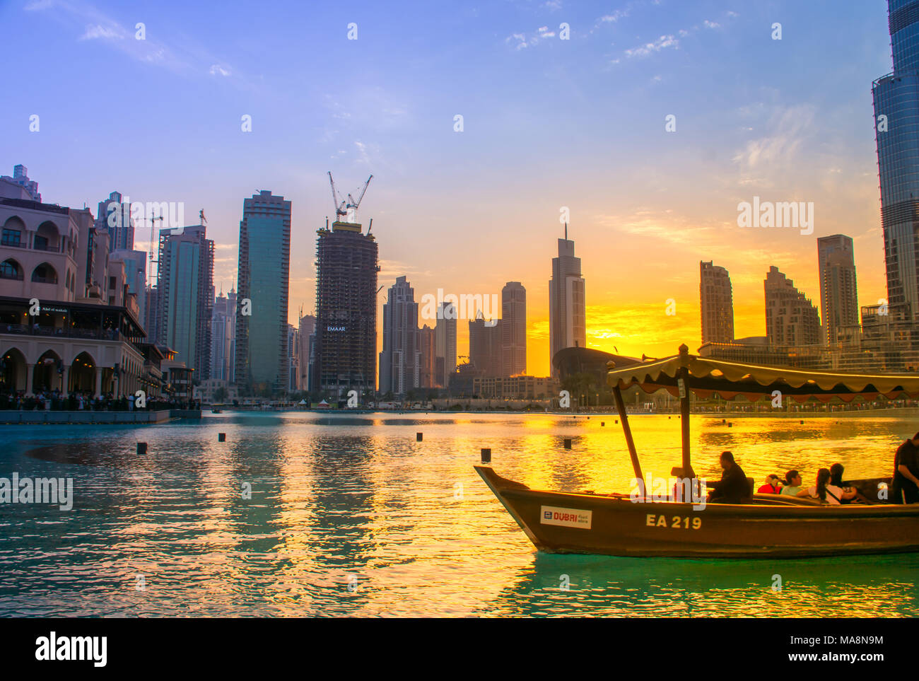 Dubai Fountain Lake Ride, fuente bailarina mostrar junto al centro comercial Dubai Mall y Burj Khalifa Foto de stock