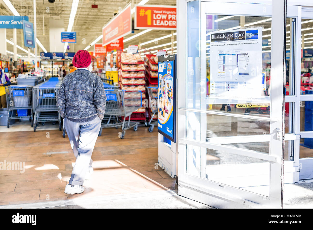 Burke, USA - Noviembre 24, 2017: Viernes Negro firmar en Walmart, entrada  de la tienda con el mapa después de Acción de Gracias de compras consumismo  en Virginia con hombre sikh Fotografía