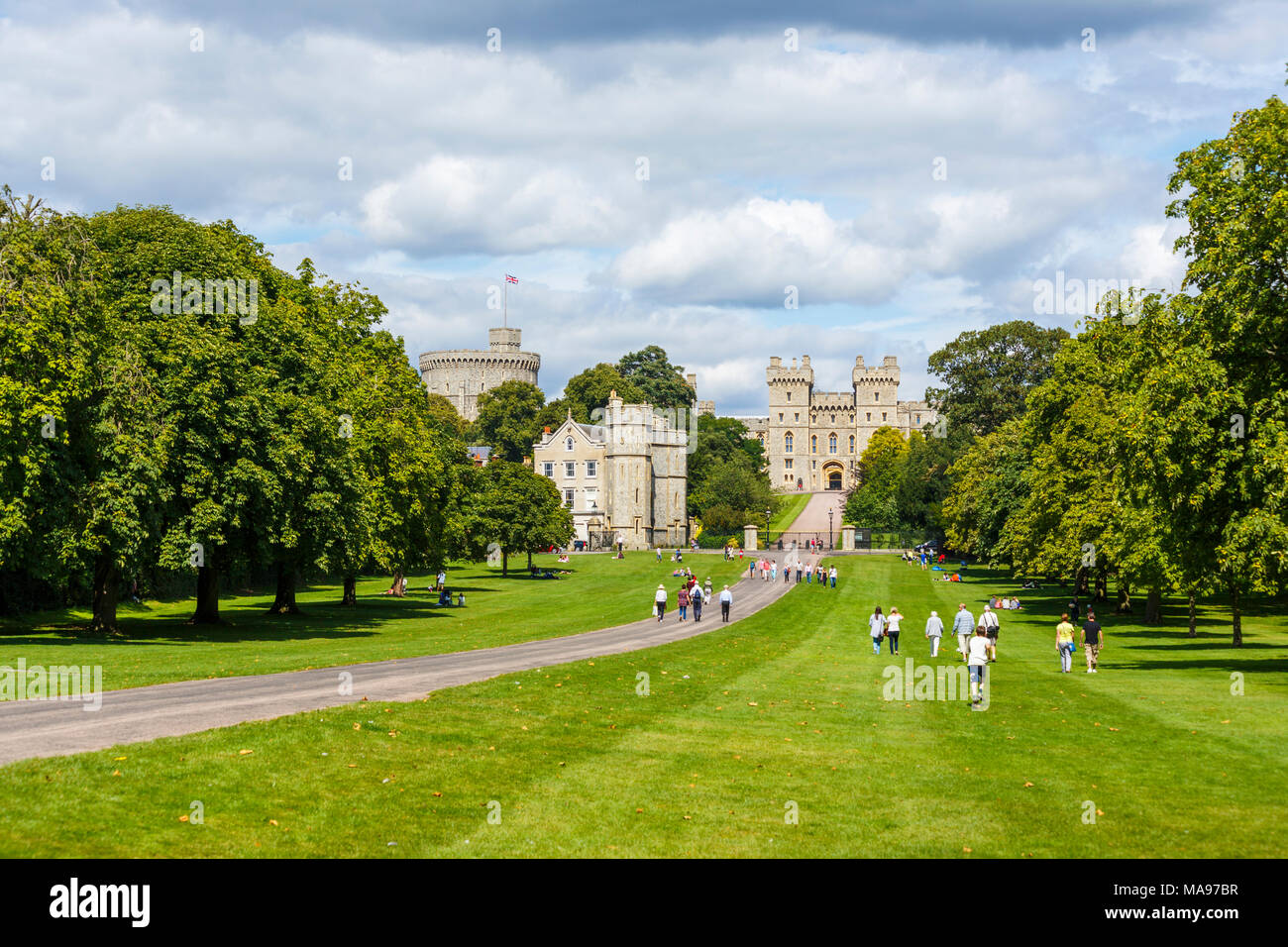 Residencia real y el icónico edificio histórico Castillo de Windsor vistos a lo largo de Paseo en Windsor Great Park en un día soleado de verano Foto de stock