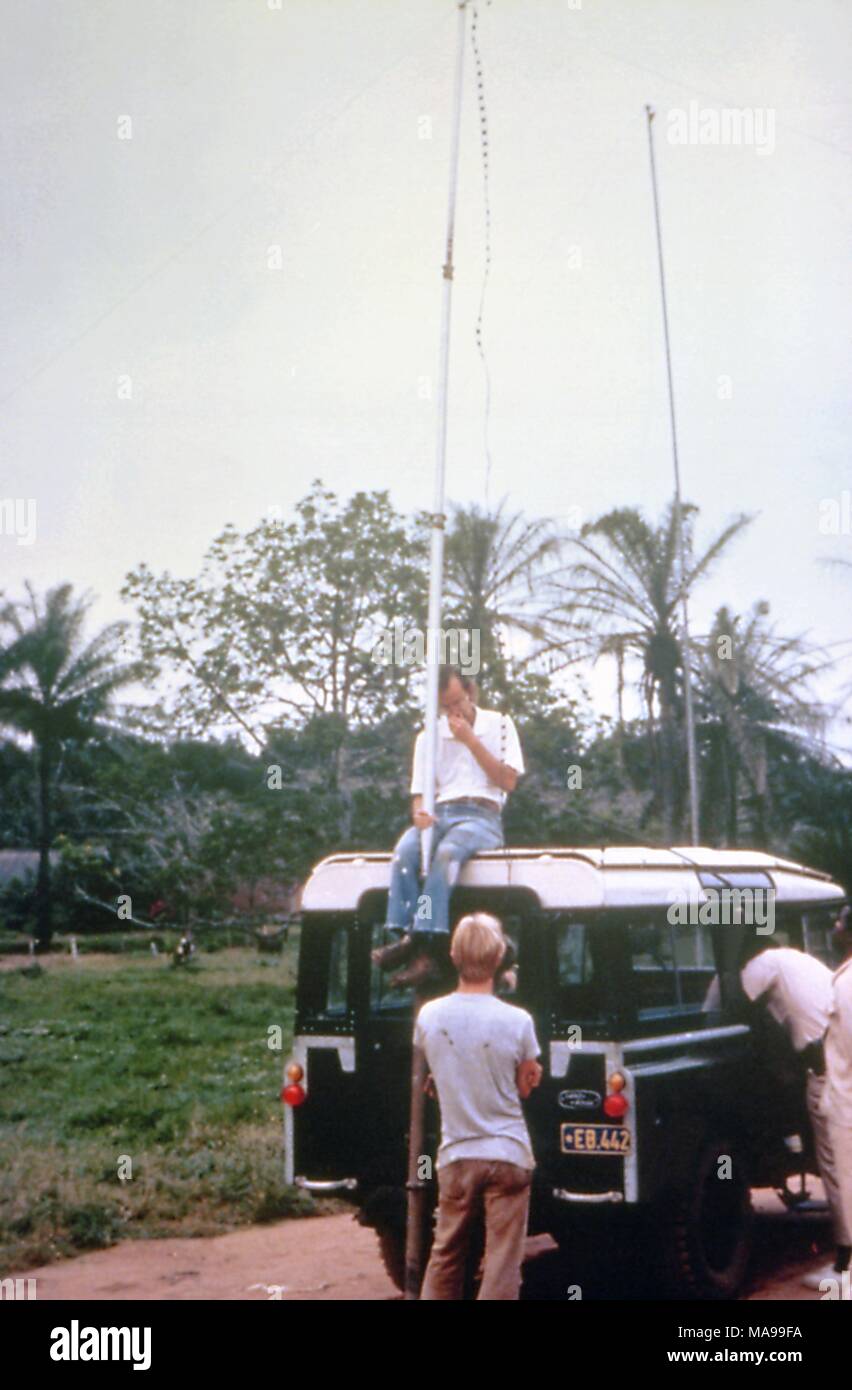 Del Conn, sentarse en un camión, y sus compañeros de equipo de montaje de establecer contacto por radio entre las ciudades de Yambuku y Kinshasa, Zaire, 1976. Imagen cortesía de los Centros para el Control de Enfermedades (CDC) / Dr. Lyle Conrad. () Foto de stock