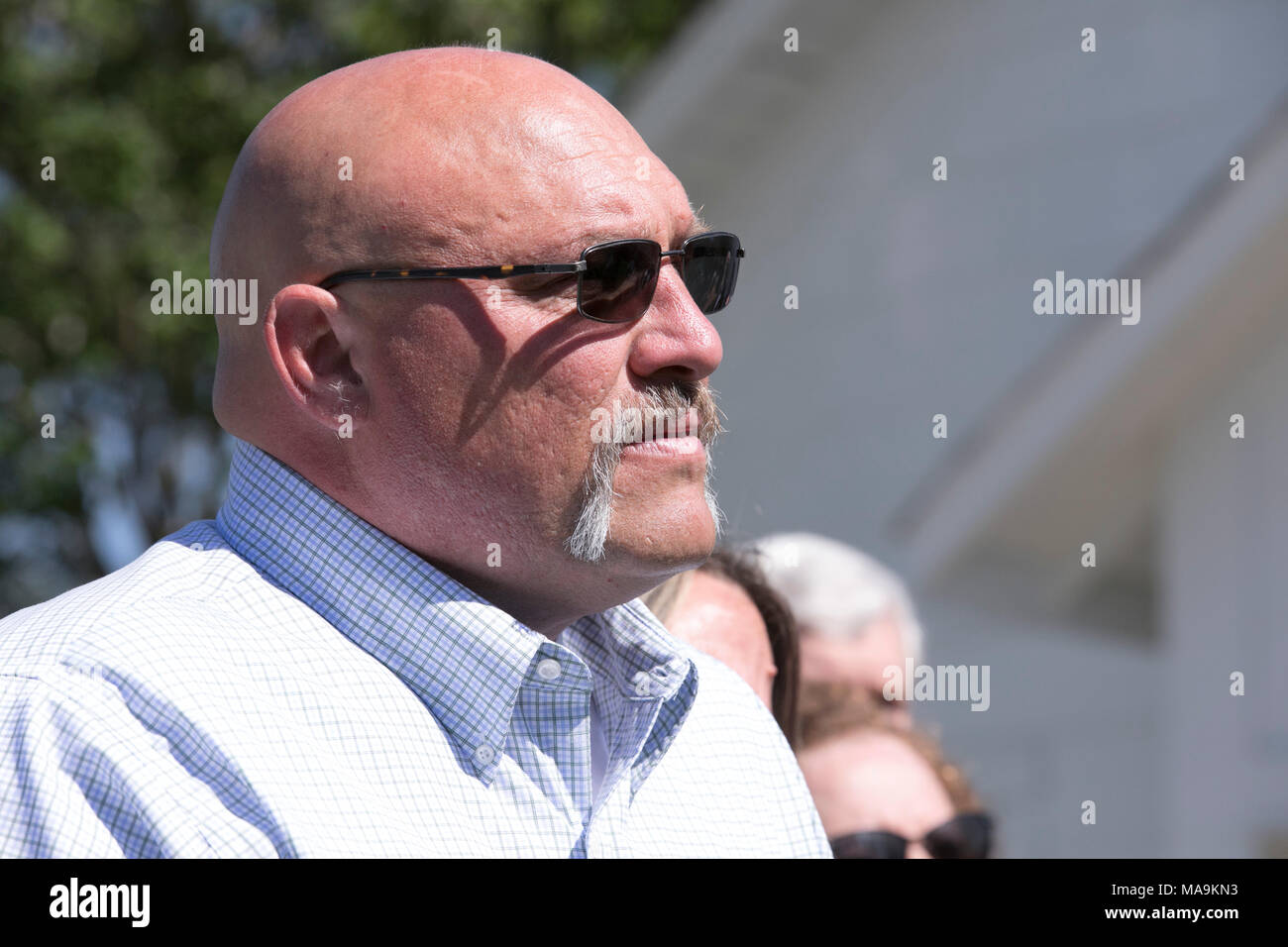 Ministro hablando a los miembros de la iglesia fotografías e imágenes
