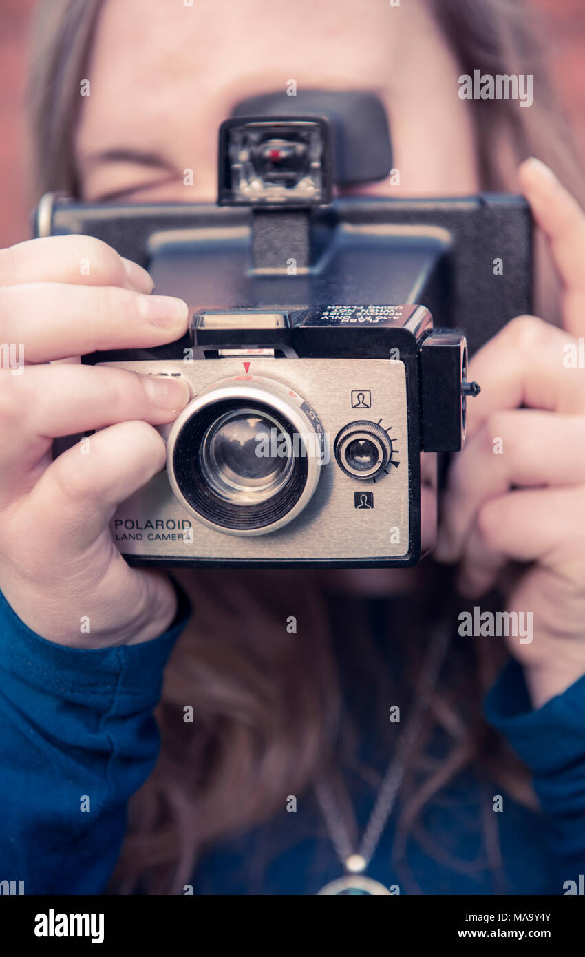 Adolescente con una cámara instantánea Polaroid Originales Fotografía de  stock - Alamy