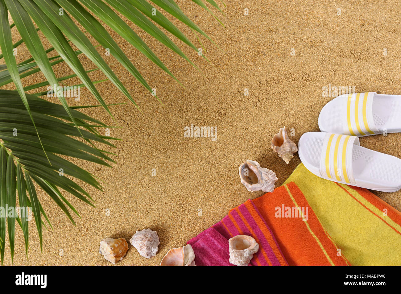 Fondo playa tropical con hojas de palmera, toalla y chanclas. Espacio para  copiar Fotografía de stock - Alamy