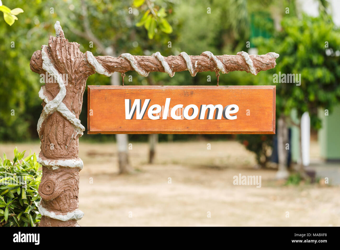 Hermosos colgantes de madera signo de bienvenida Fotografía stock - Alamy