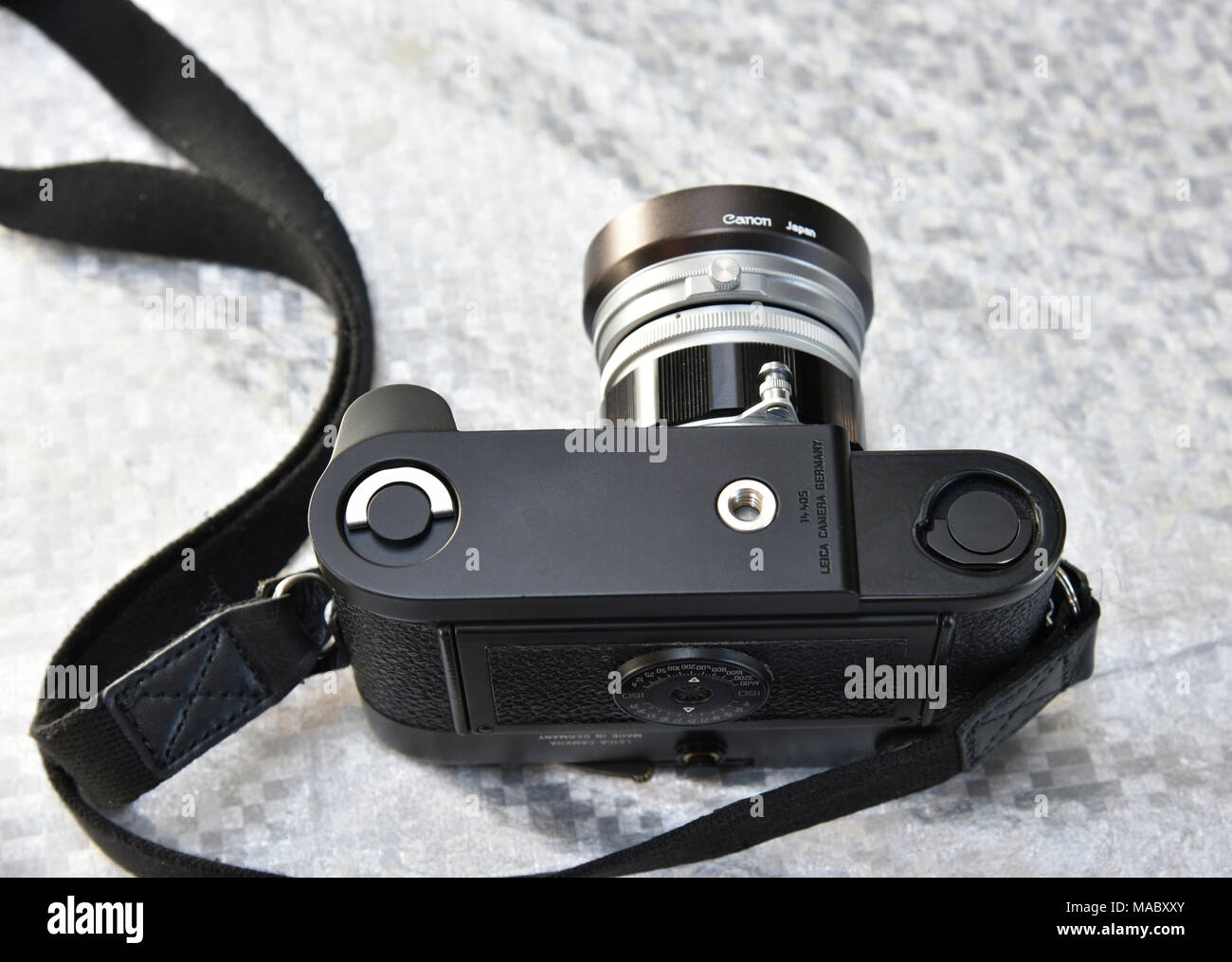 Leica clásica 0,85 M6 con canon 50mm f/1.4 lente y Leica m agarre Foto de stock
