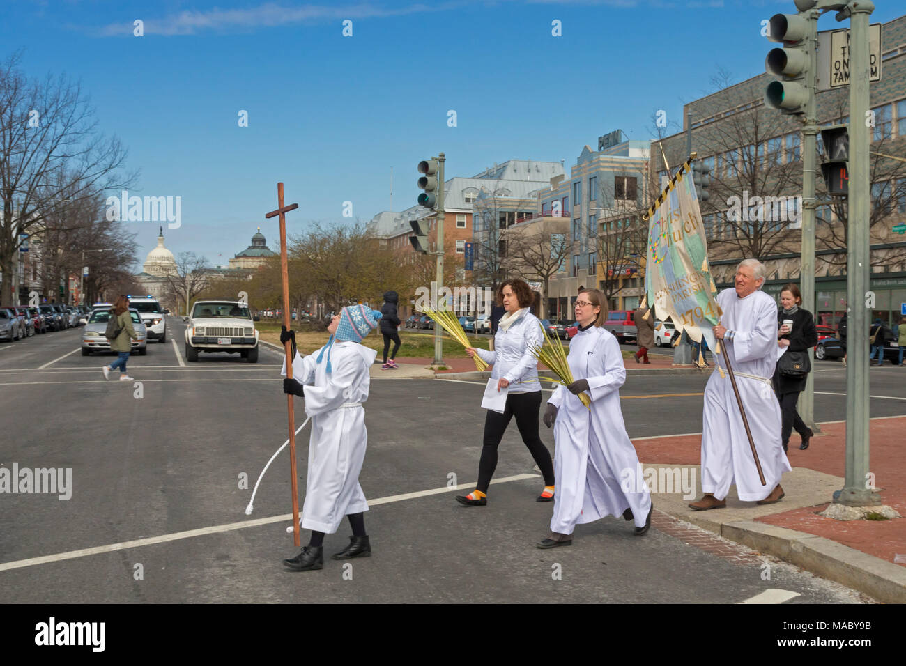 Washington, DC - Miembros de la Iglesia de Cristo celebra el Domingo de Ramos, con una procesión en el barrio de Capitol Hill antes de la adoración en la iglesia. Ch Foto de stock