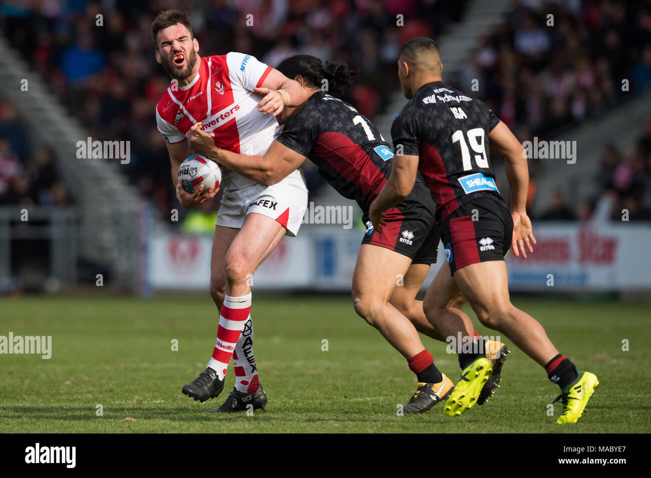 Santa Helena es Lucas Douglas es abordada por Wigan Warriors Taulima Tautai del 30 de marzo de 2018 , totalmente malvados Stadium, Merseyside, Inglaterra; Betfred Super Foto de stock