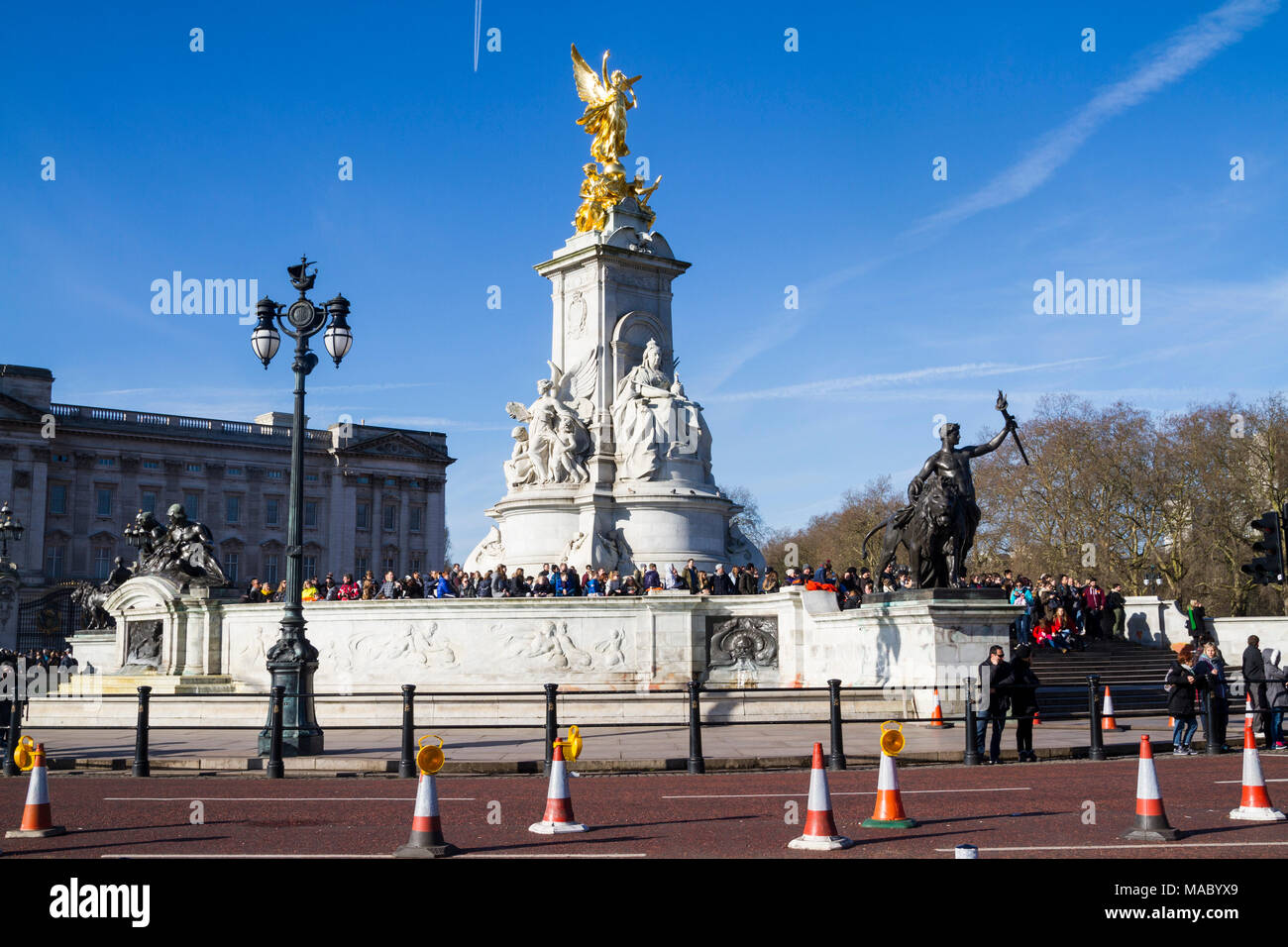 Multitud de turistas reunidos en el Monumento a la Reina Victoria, la estatua fuera del Palacio de Buckingham, Londres, Reino Unido mall estatua concepto británico mall gran bretaña Foto de stock