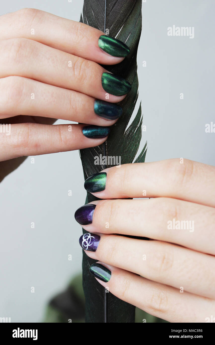 Las Manos De Una Nina Con Manicura Verde Que Muestra Una Senal De Peligro Biologico Biohazard Y Urraca Negra Pluma Vertical Fotografia De Stock Alamy Las Manos De Una Nina Con Manicura Verde Que Muestra Una Senal De Peligro Biologico Biohazard Y Urraca Negra Pluma Vertical Fotografia De Stock Alamy