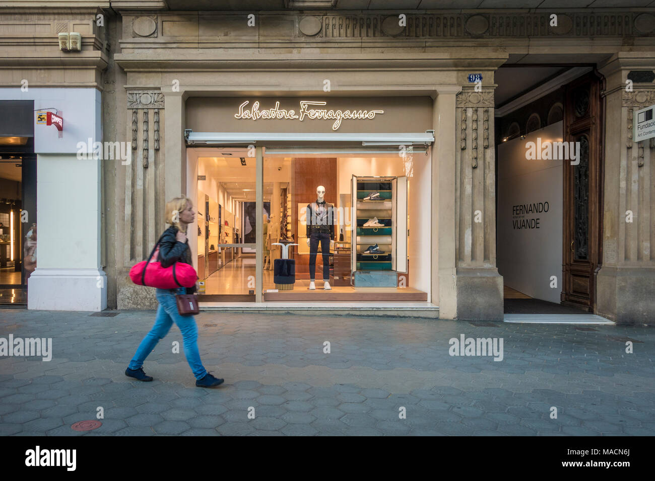 Barcelona, España. Marzo de 2018: la gente caminando delante de Salvatore  Ferragamo shop Fotografía de stock - Alamy