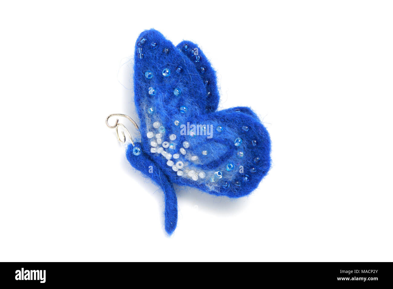 Broche de fieltro artesanal en la forma de una mariposa azul, decorado con  perlas en un fondo blanco Fotografía de stock - Alamy