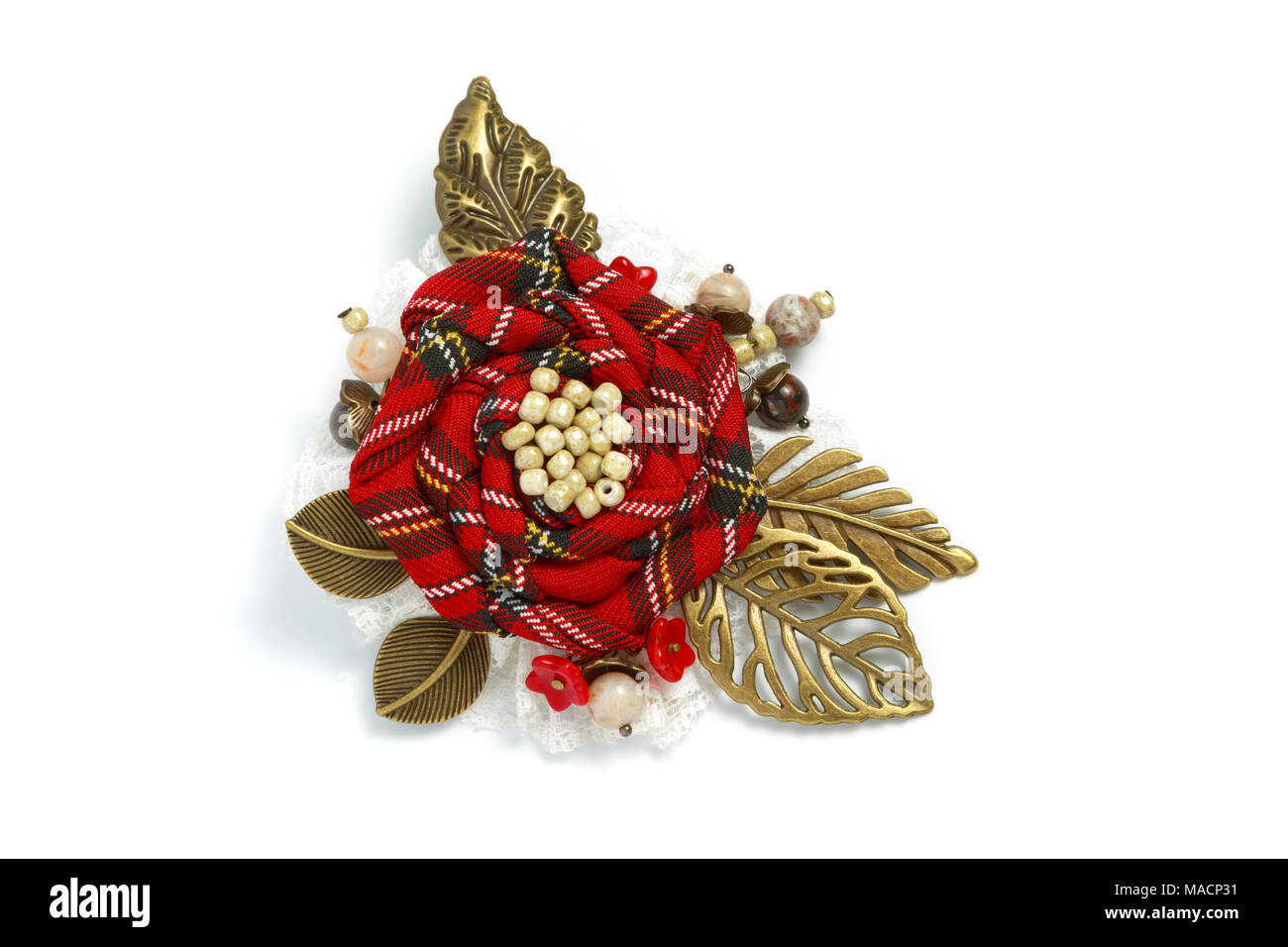 Broches hechos a mano en la forma de una gran flor de tela a cuadros y hojas de metal sobre fondo blanco Fotografía stock - Alamy