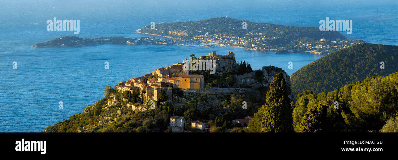 El pueblo de Eze (Èze), el Mar Mediterráneo y Saint-Jean-Cap-Ferrat al amanecer. Alpes-Maritimes, Riviera Francesa, Cote d'Azur, Francia Foto de stock