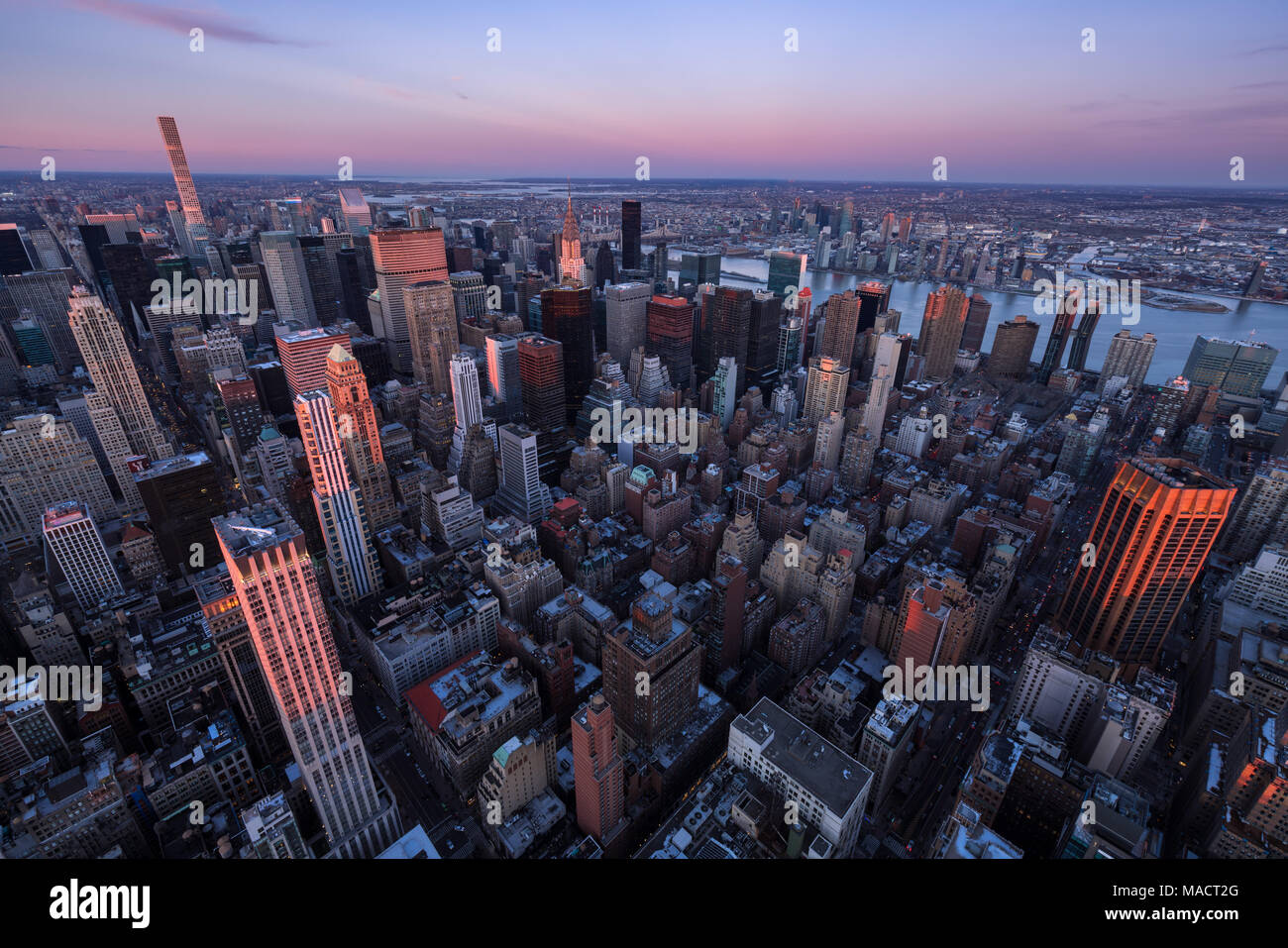 Vista aérea de los rascacielos de Manhattan al atardecer, Murray Hill, Nueva York Foto de stock