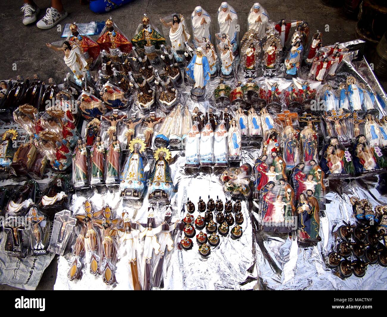 Foto de artículos religiosos y figurillas se vende en una acera Foto de stock
