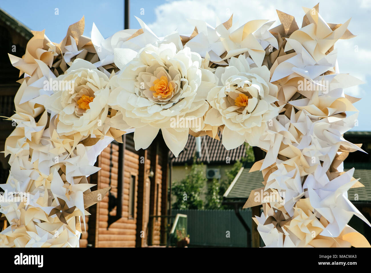 Flores de papel en decoración de bodas, decoraciones para la ceremonia de  bodas de lujo. Arco de boda con flores Fotografía de stock - Alamy