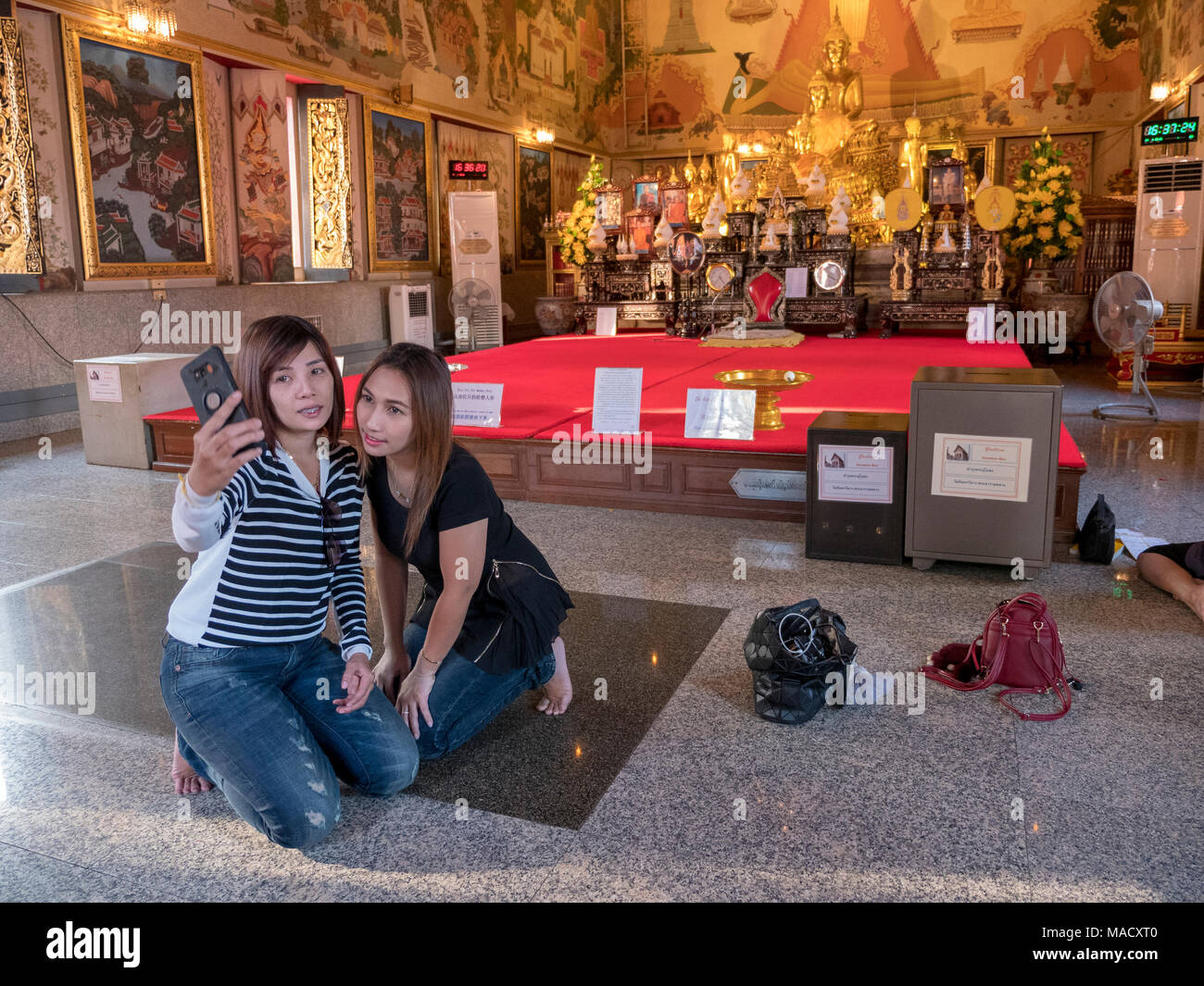 Dos niñas tomando selfie en smartphone en el templo en Bangkok, Tailandia 11.01.2018 Foto de stock