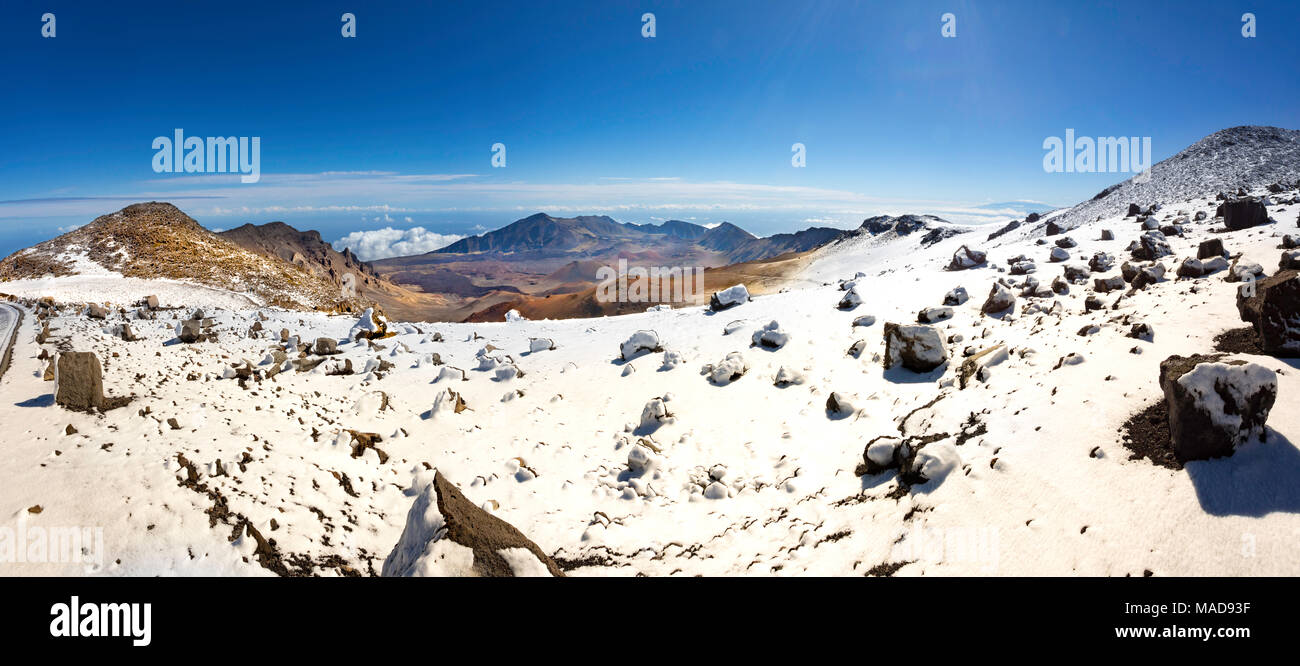 Un raro el sumit nevadas cerca del cráter Haleakala en Parque Nacional Haleakala, Maui, Hawai, el volcán inactivo. Foto de stock