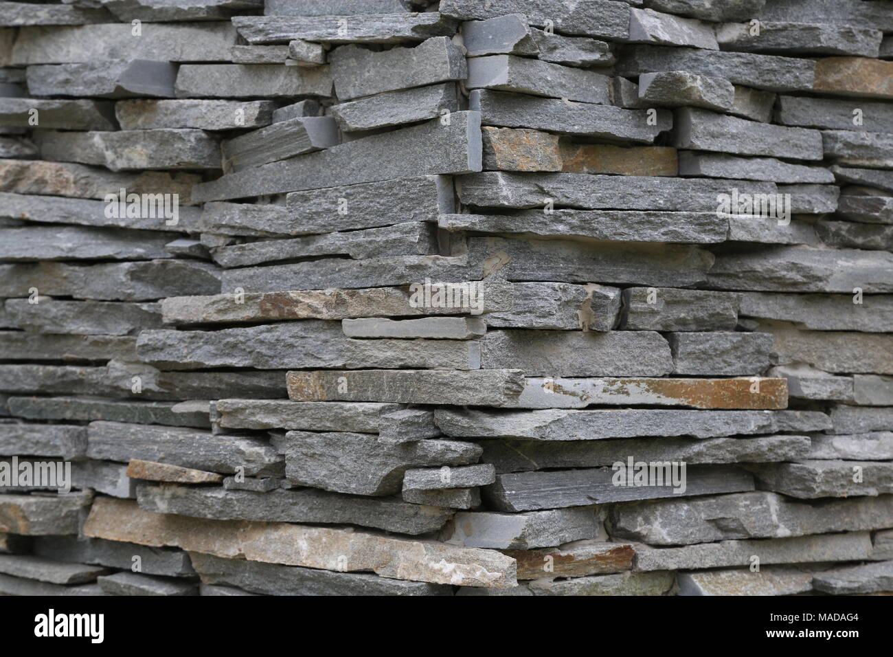 Lógicamente jazz idioma Placas de piedra gris horizontales apilados Fotografía de stock - Alamy