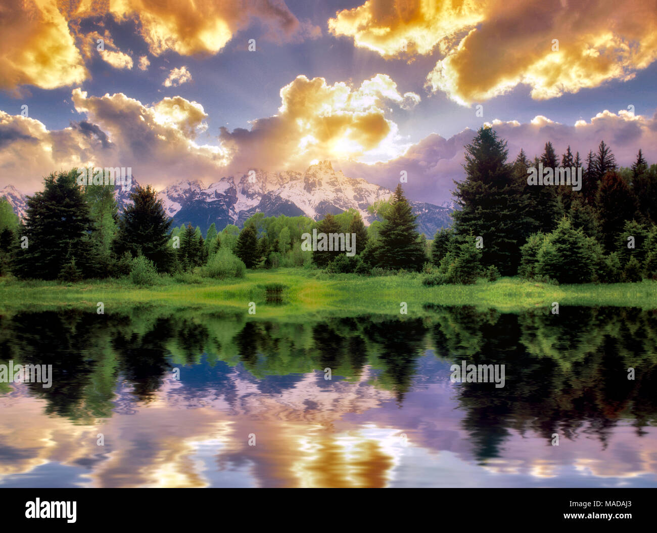 Atardecer con nubes de tormenta en las montañas Teton con Snake River. Parque Nacional de Teton, Wyoming. Foto de stock