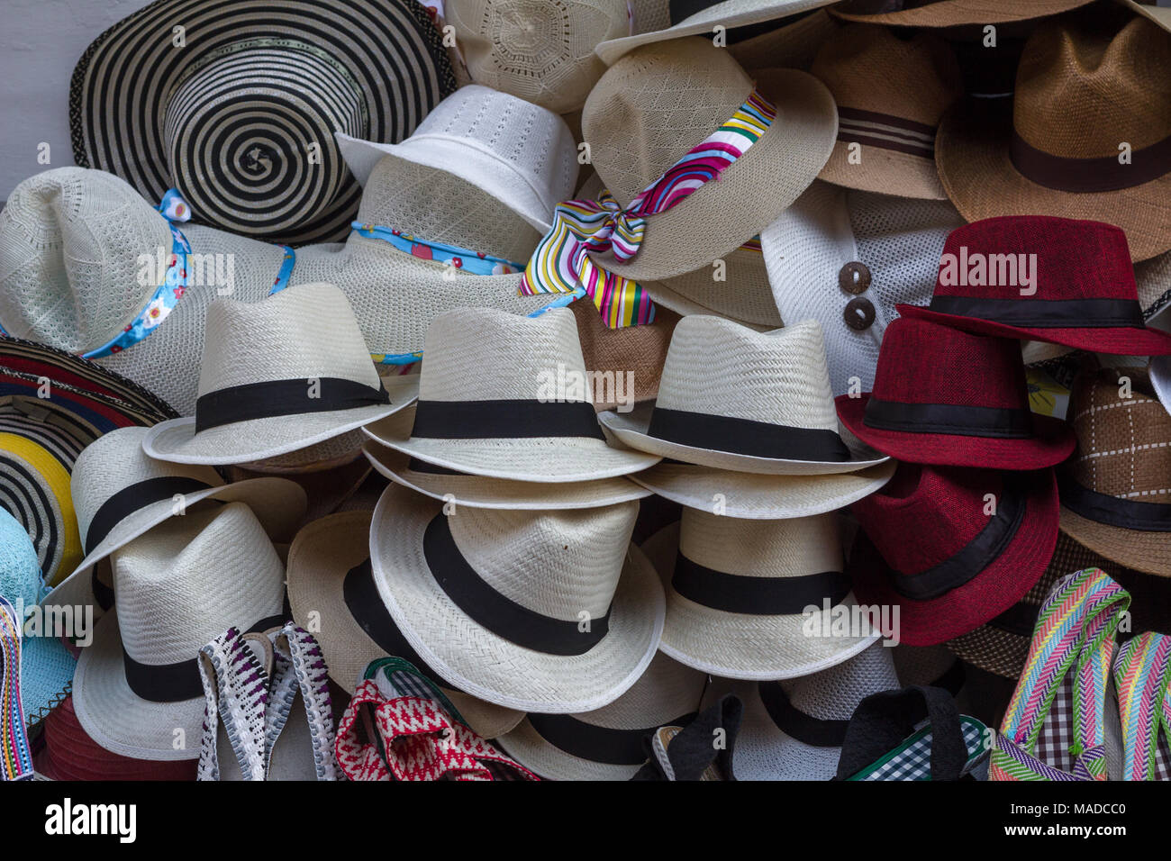 Una selección de sombreros en venta a turistas - para protección contra el  sol o para comprar souvenirs. Los estilos incluyen Panama Hats en rojo y  beige tanto recortado con negro Fotografía