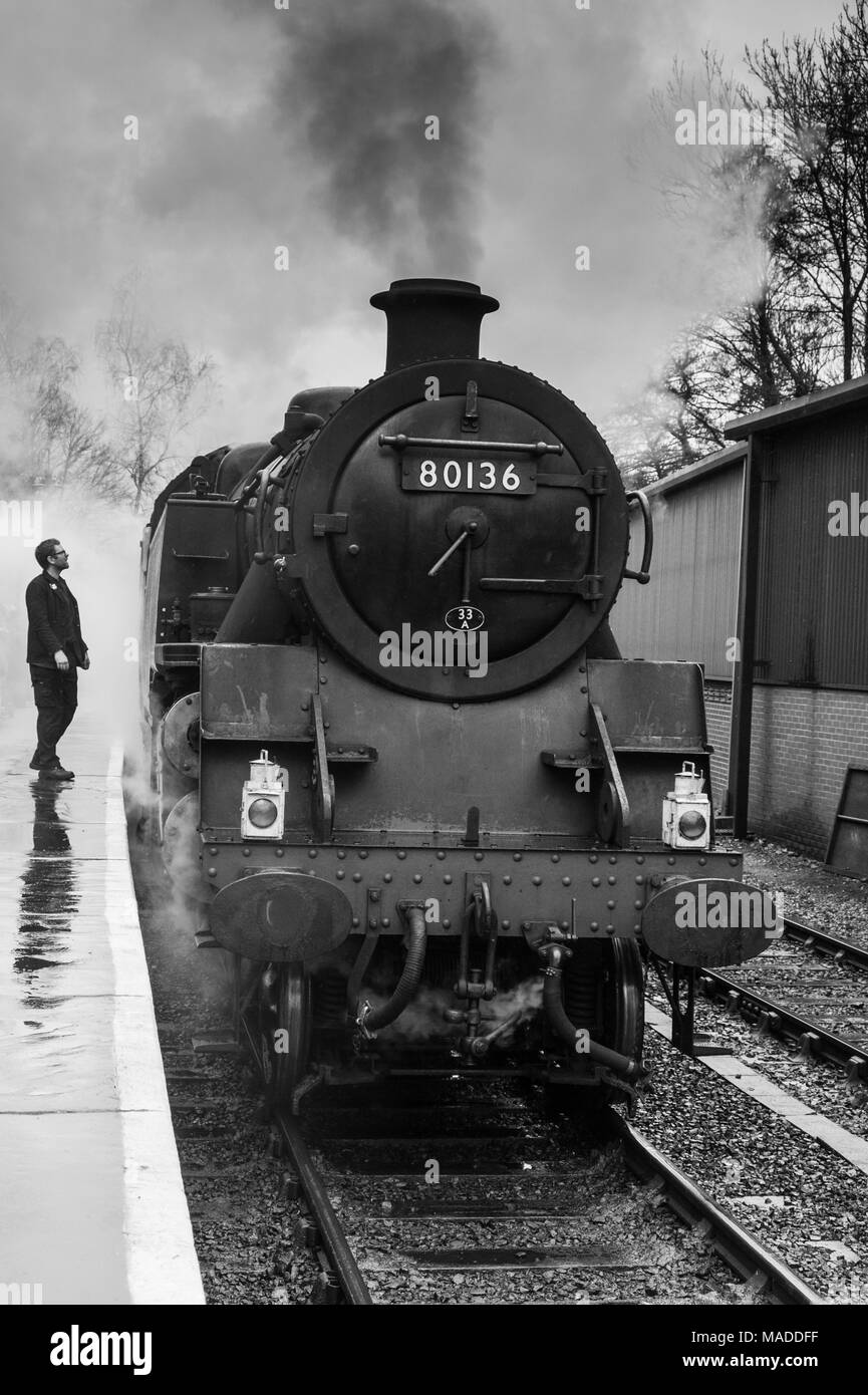 La estación de tren de vapor dejando Pickering enlazado de Whitby North Yorkshire Moors Heritage Railway Inglaterra 31.3.18 Foto de stock