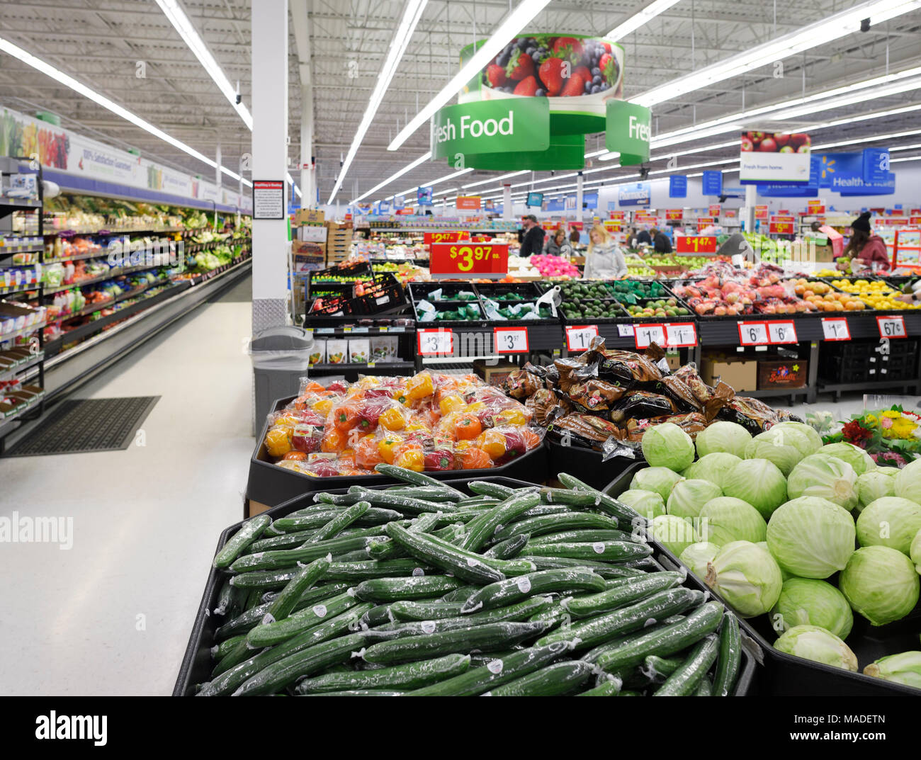 Verduras en Walmart Almacenar la sección de alimentos frescos. El repollo, pepinos, pimientos dulces. Columbia Británica, Canadá 2017. Foto de stock